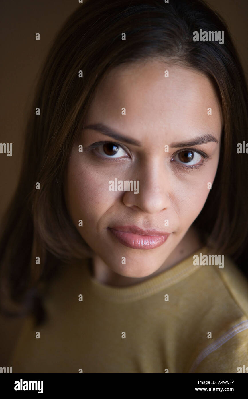 Porträt von hispanic Frau in frühen zwanziger Jahren hautnah Stockfoto