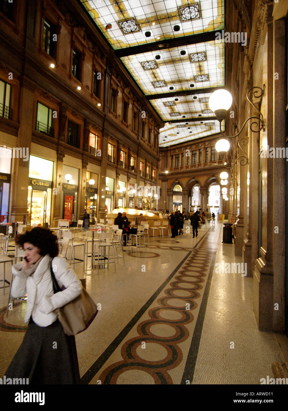 Die Galleria Alberto Sordi Luxus Shopping Mall im Stadt Zentrum von Rom Lazio Italien mit Frau mit Handy Stockfoto