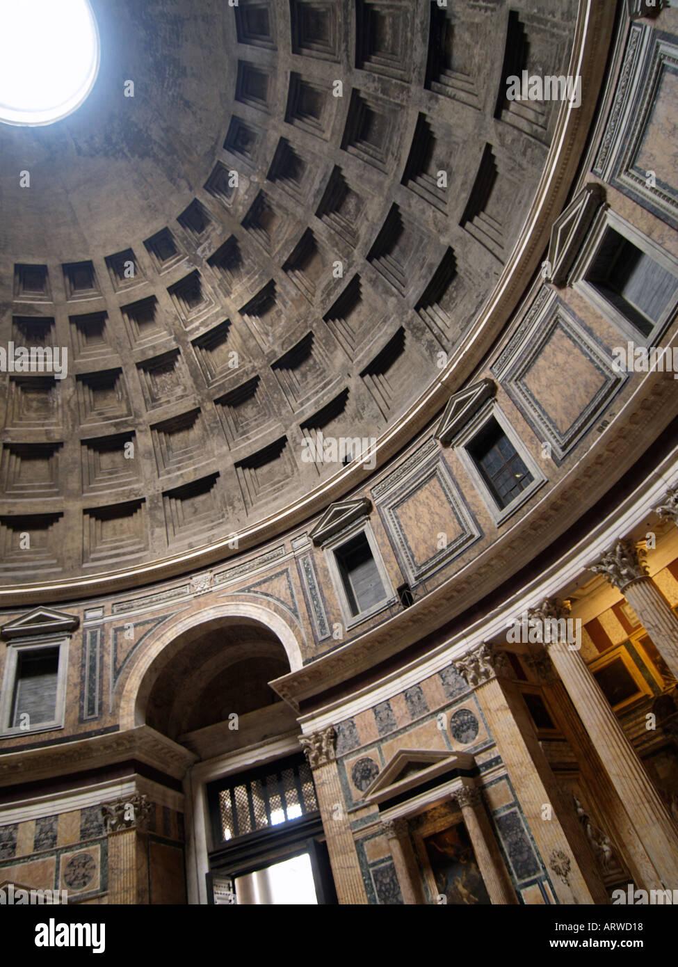 Innenaufnahme der am besten erhaltenen römischen Tempel errichtet das Pantheon in Rom Italien es s gigantische Kuppel ist 43m Durchmesser Stockfoto