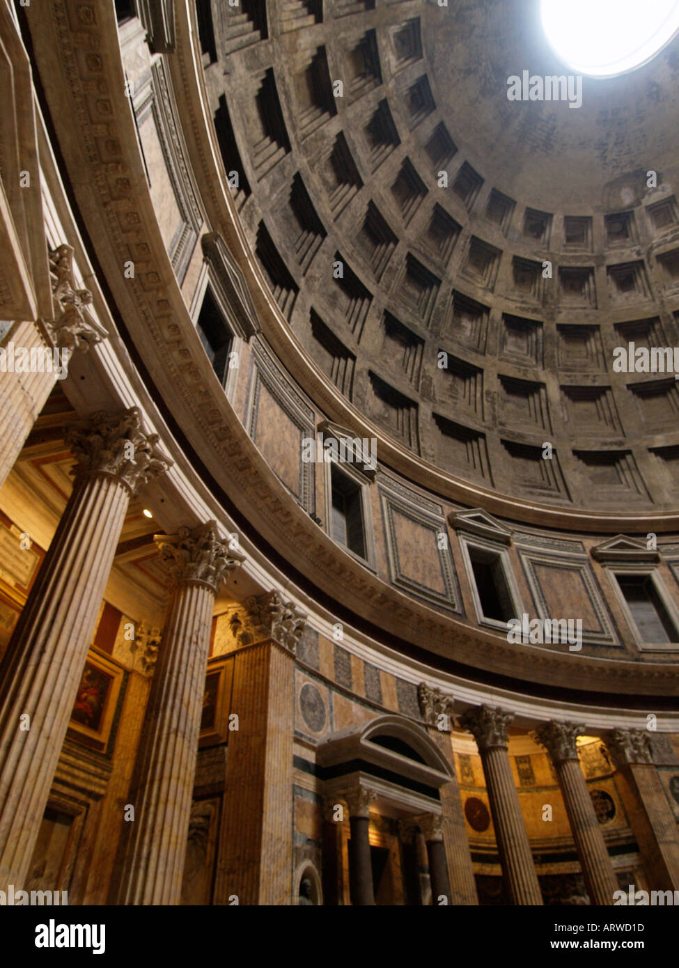 Innenaufnahme der am besten erhaltenen römischen Tempel errichtet das Pantheon in Rom Italien es s gigantische Kuppel ist 43m Durchmesser Stockfoto