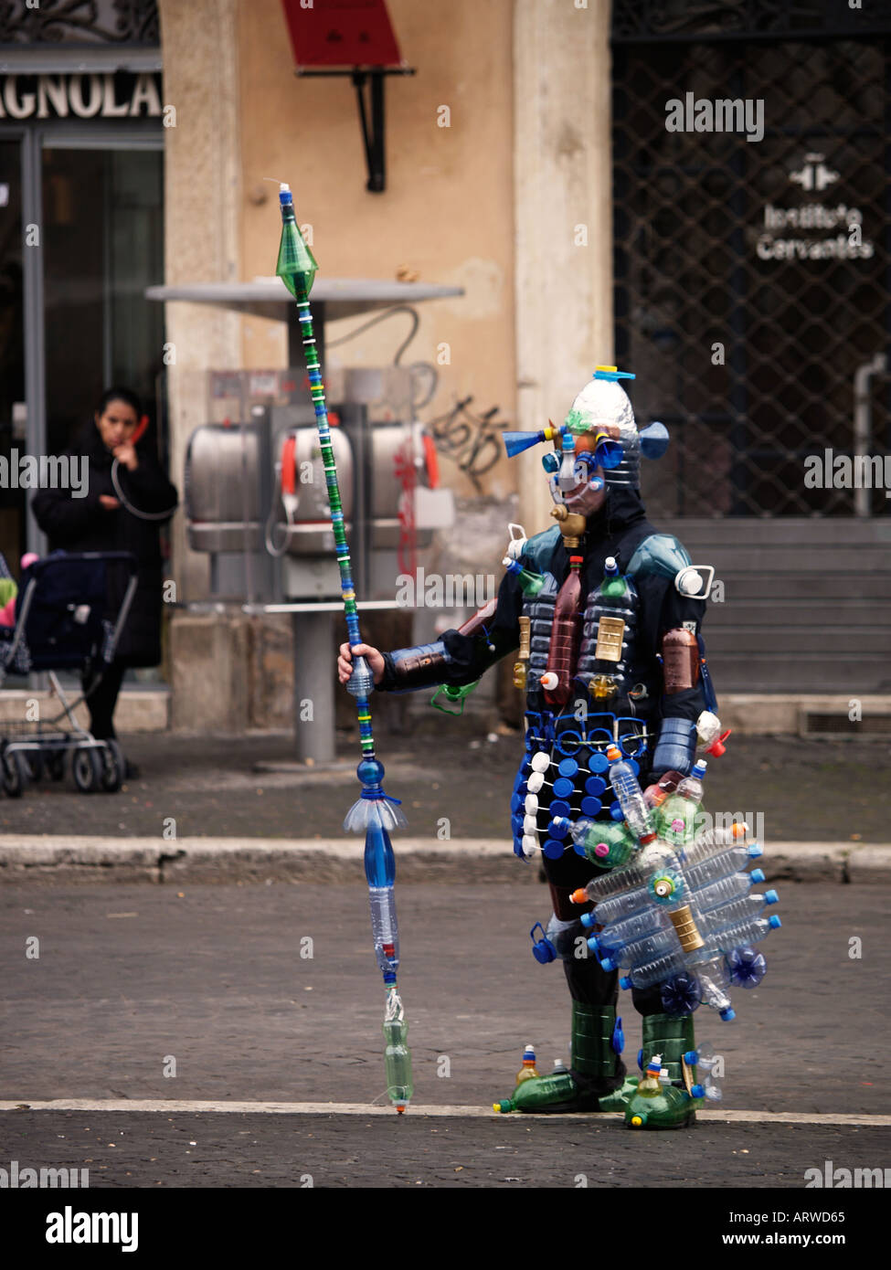 Lustige verrückt aussehende Gladiator mit Kunststoff-Flasche Anzug am Piazza Navona-Rom-Latium-Italien Stockfoto
