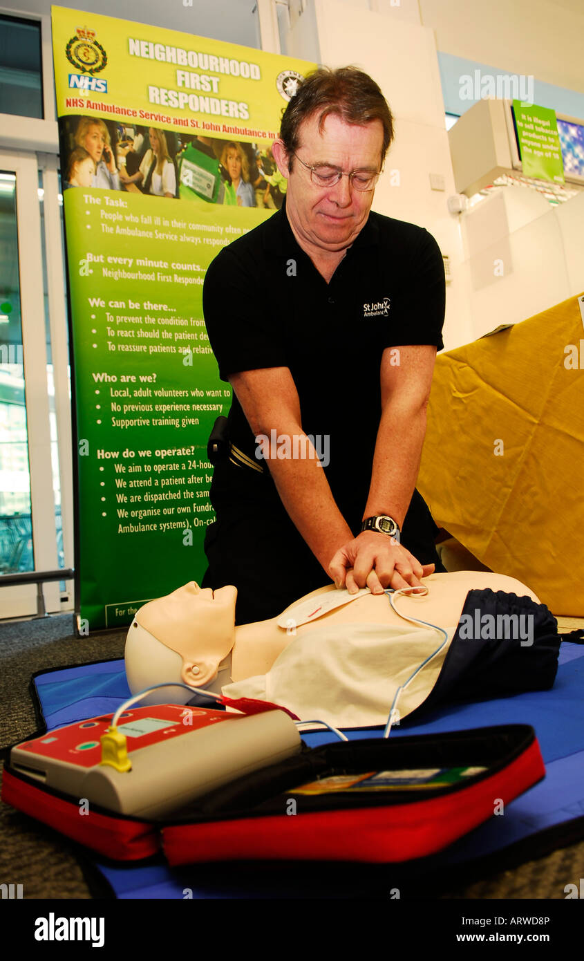 Erste Responder demonstrierende Reanimation-Technik. Eine freiwillige Leistung von St John Ambulance Service, Feltham, Middx, Großbritannien. Stockfoto