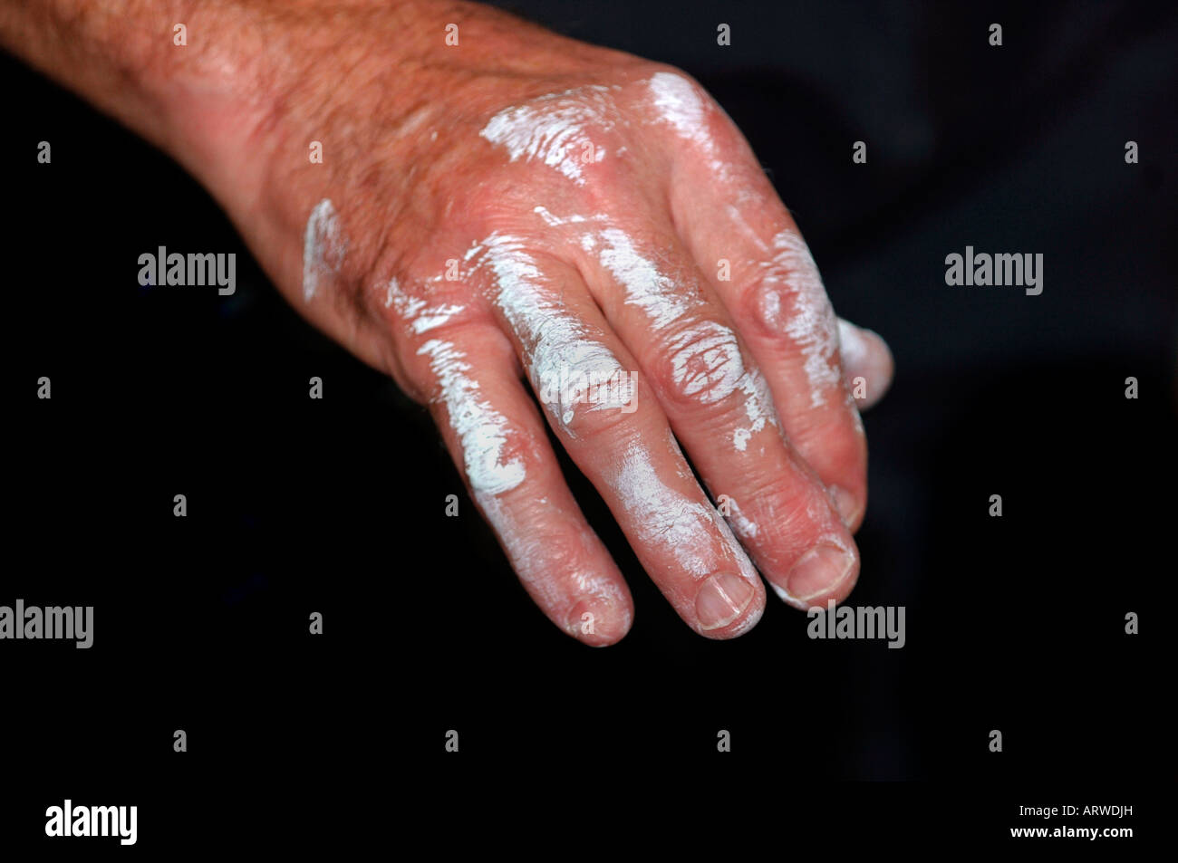 Die Hand eines Mannes In seinen Siebzigern, mit Farbe bespritzt. Stockfoto