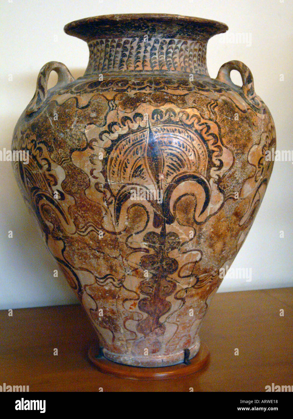 Antike griechische Töpfe im minoischen Heraklion Museum in Knossos Kreta Griechenland Europa Stockfoto