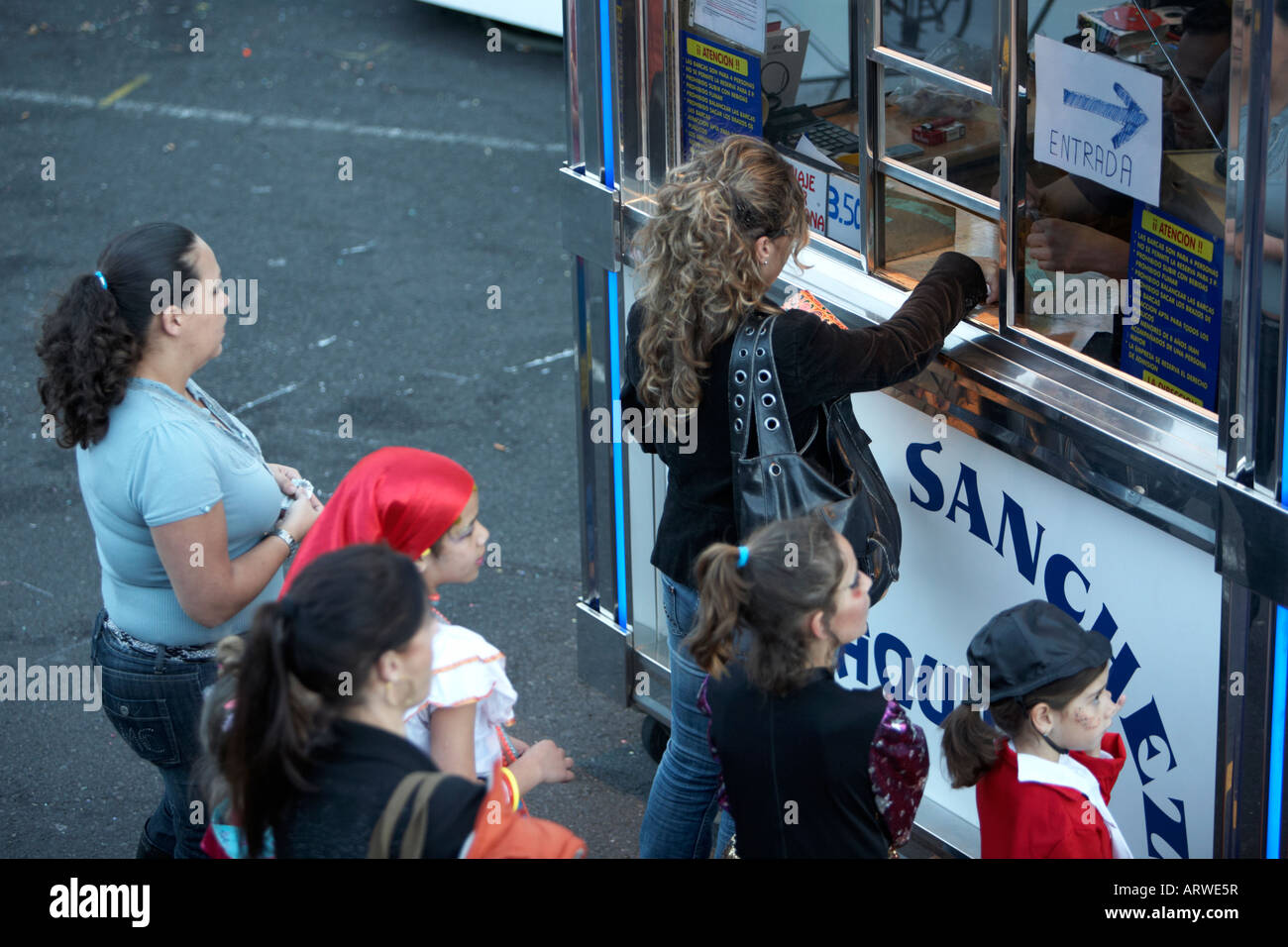 Frauen und Kinder anstehen, für Bezahlung der Tickets am Automaten für Fahrten an den Karneval in Santa Cruz De Tenerife-Kanarische Inseln-Spanien Stockfoto