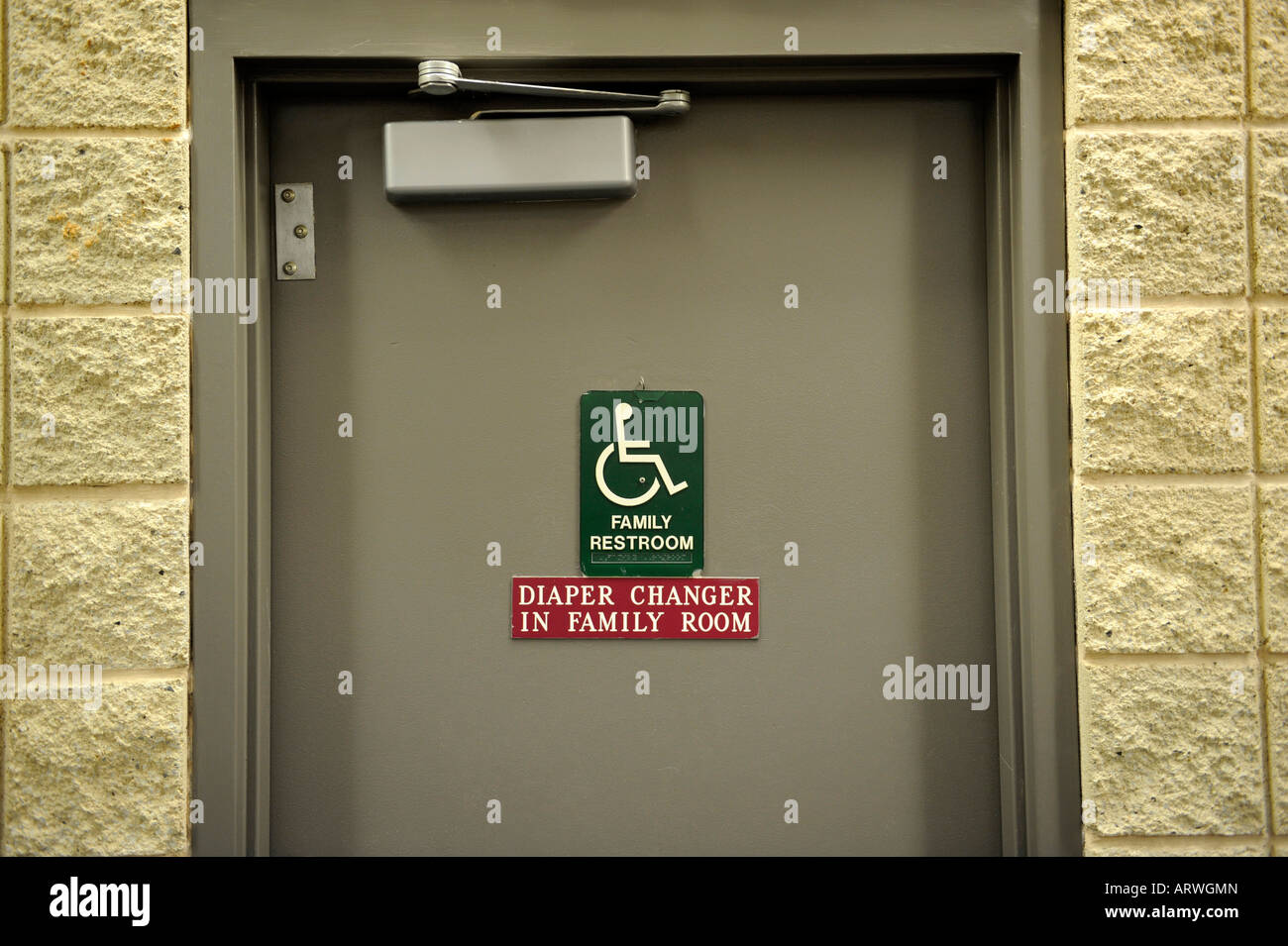 Familie Toilette mit Windel-Wechsler Stockfoto