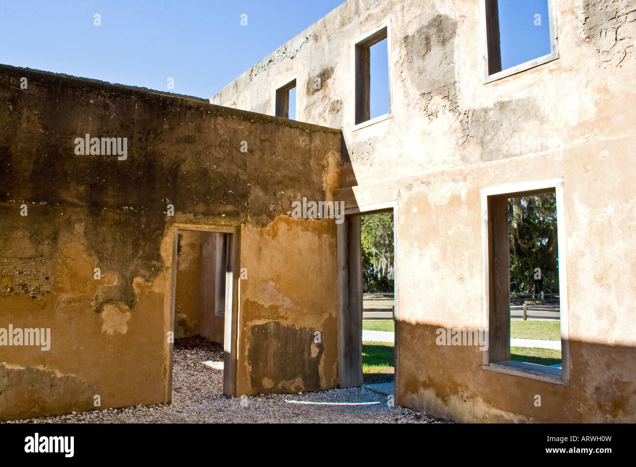Alten verfallenden Gebäudehülle ohne Dach, Türen oder Fenster. Stockfoto