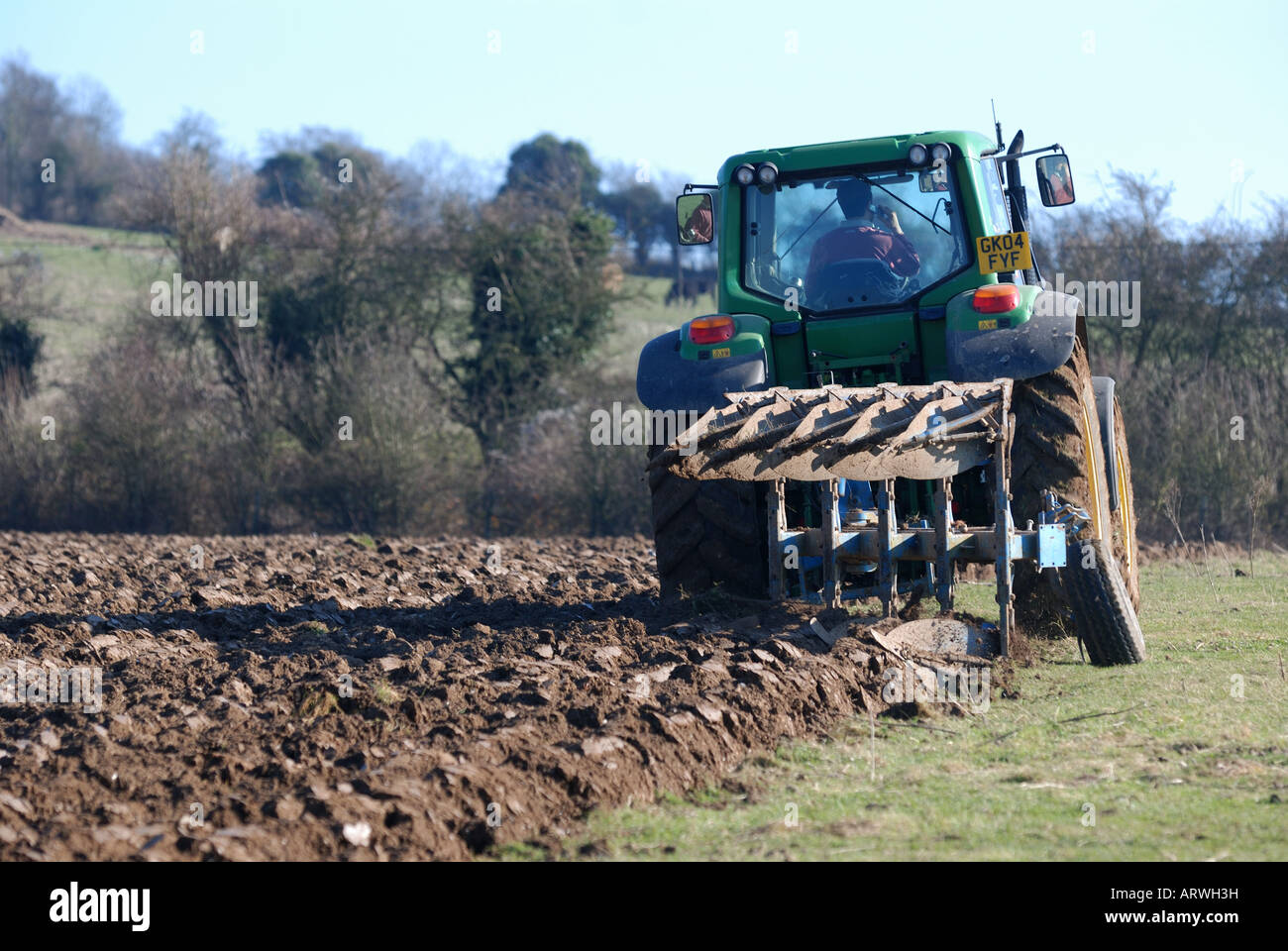 Traktor Pflügen Feld bereit für Pflanzen in Kent Stockfoto