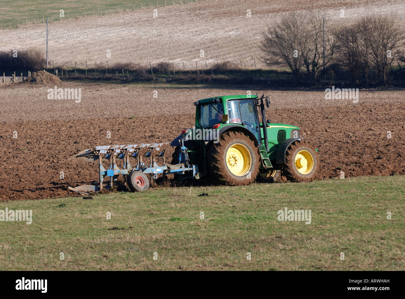 Traktor Pflügen Feld bereit für Pflanzen in Kent Stockfoto
