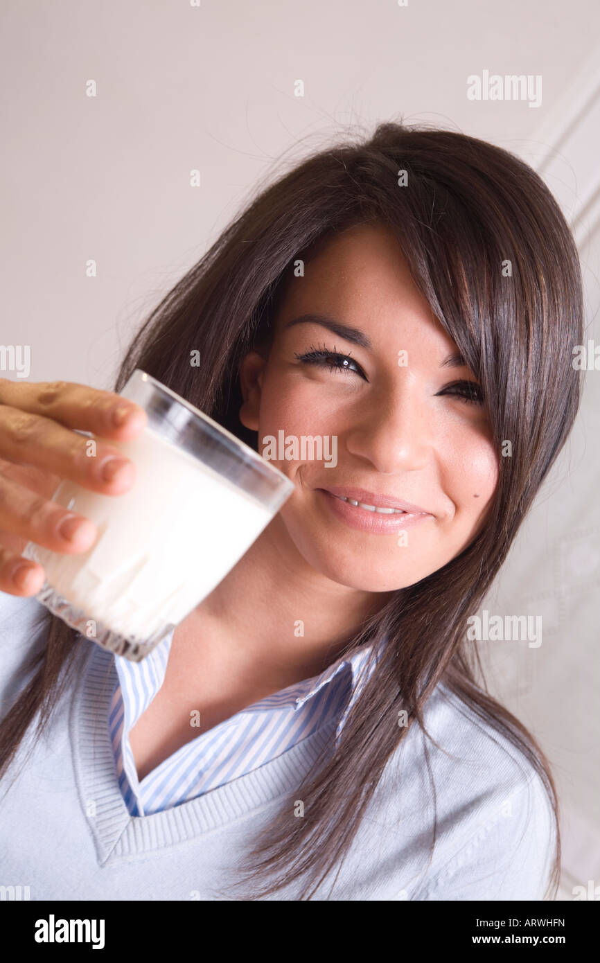 Schöne Teenager mit einem Glas Milch für gesunde lyfestile Stockfoto