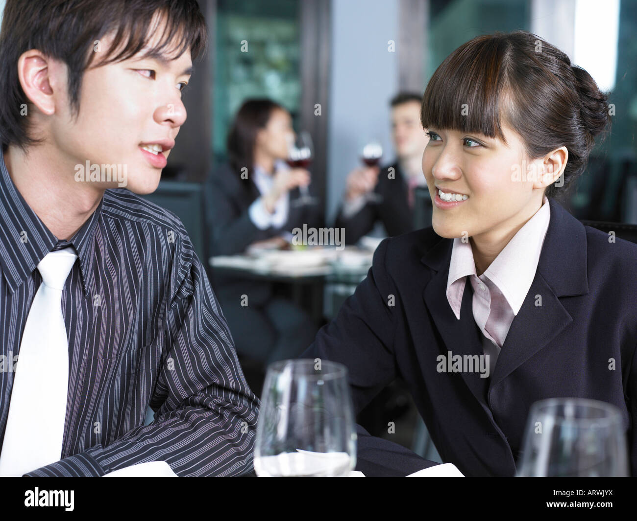 Geschäftsmann und Geschäftsfrau vor Café sitzen, plaudern Stockfoto