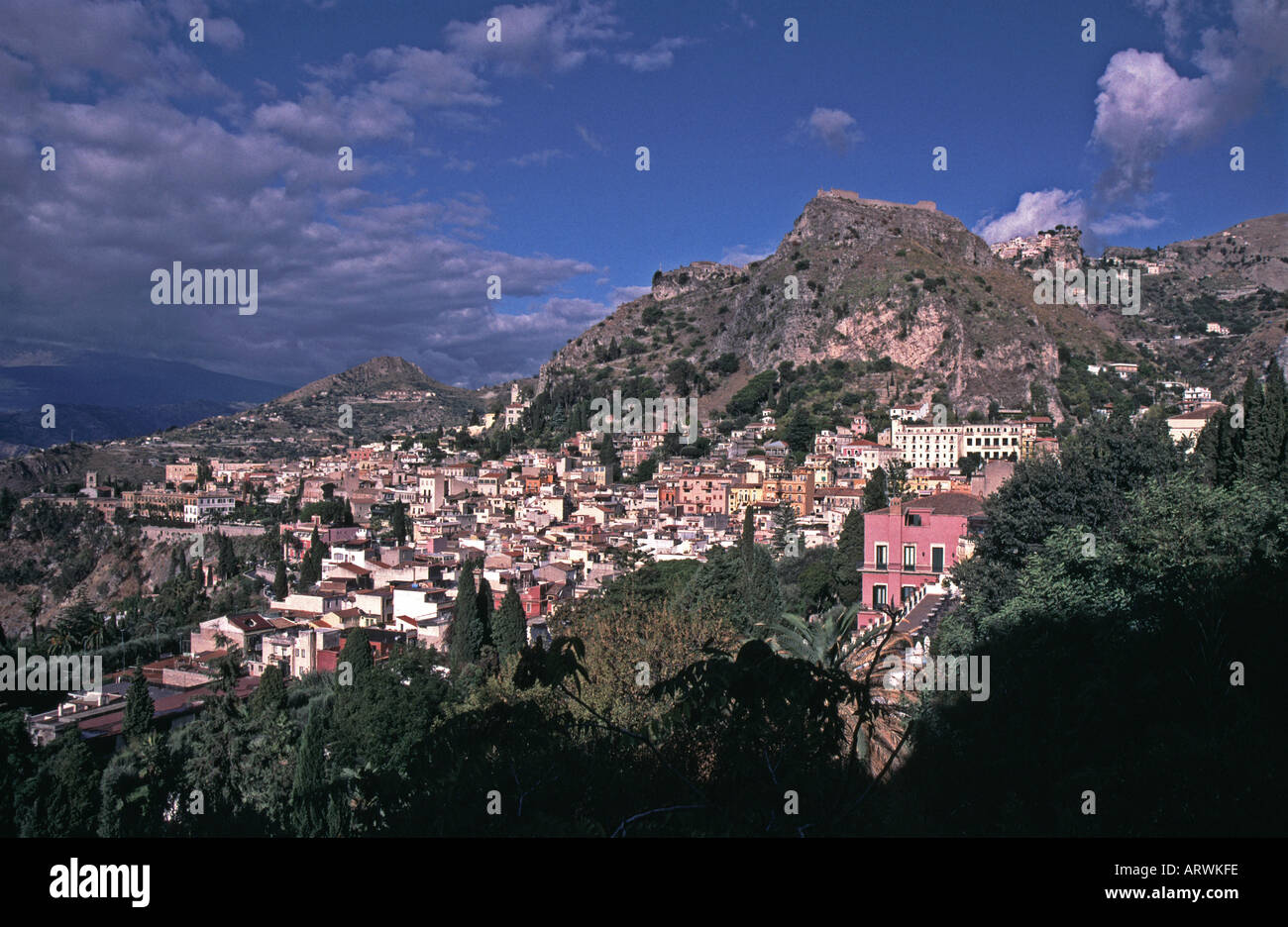 Sizilien-Blick auf Taormina mit Burg Sanktuario Madonna della Rocca und Castel Mola hinter Stockfoto