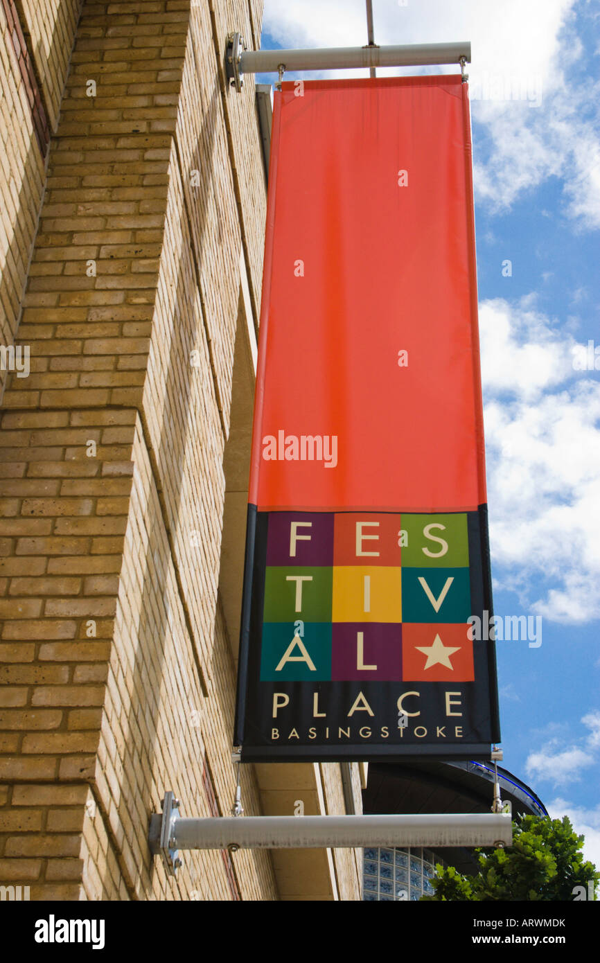 Festival Place Einkaufszentrum Banner hängen außerhalb Mall Basingstoke, Hampshire Stockfoto