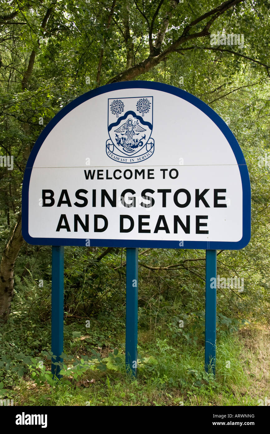 Willkommen Sie bei Basingstoke und Deane Straßenschild Hampshire Stockfoto