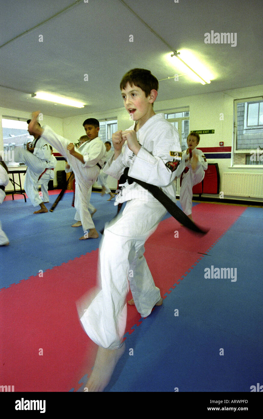 KINDER LERNEN KARATE AN LEIGH CHILDS MARTIAL ARTS SCHOOL SWINDON UK Stockfoto