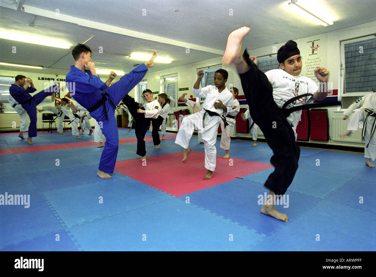 KINDER LERNEN KARATE AN LEIGH CHILDS MARTIAL ARTS SCHOOL SWINDON UK Stockfoto