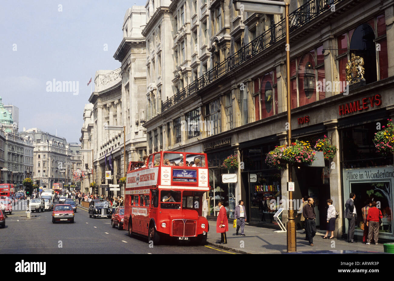 Regent Street London Hamleys Sightseeing Roter Bus Spielzeug Shop Shop Shopper einkaufen West End England UK Stockfoto