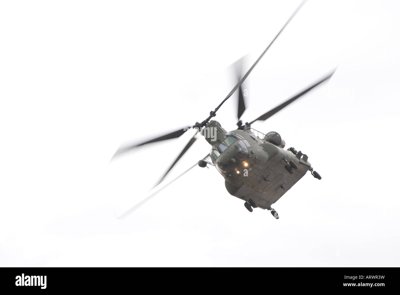 Chinook banking scharf nach links, gegen eine gebleichte Himmel geschossen Stockfoto