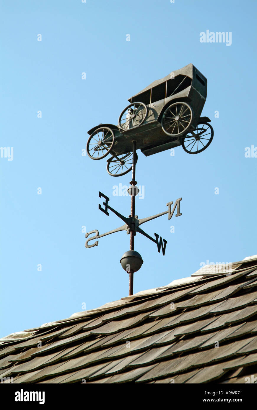 Wetterfahne in Form eines antiken automovil autos zeigt die Richtung des Windes Stockfoto