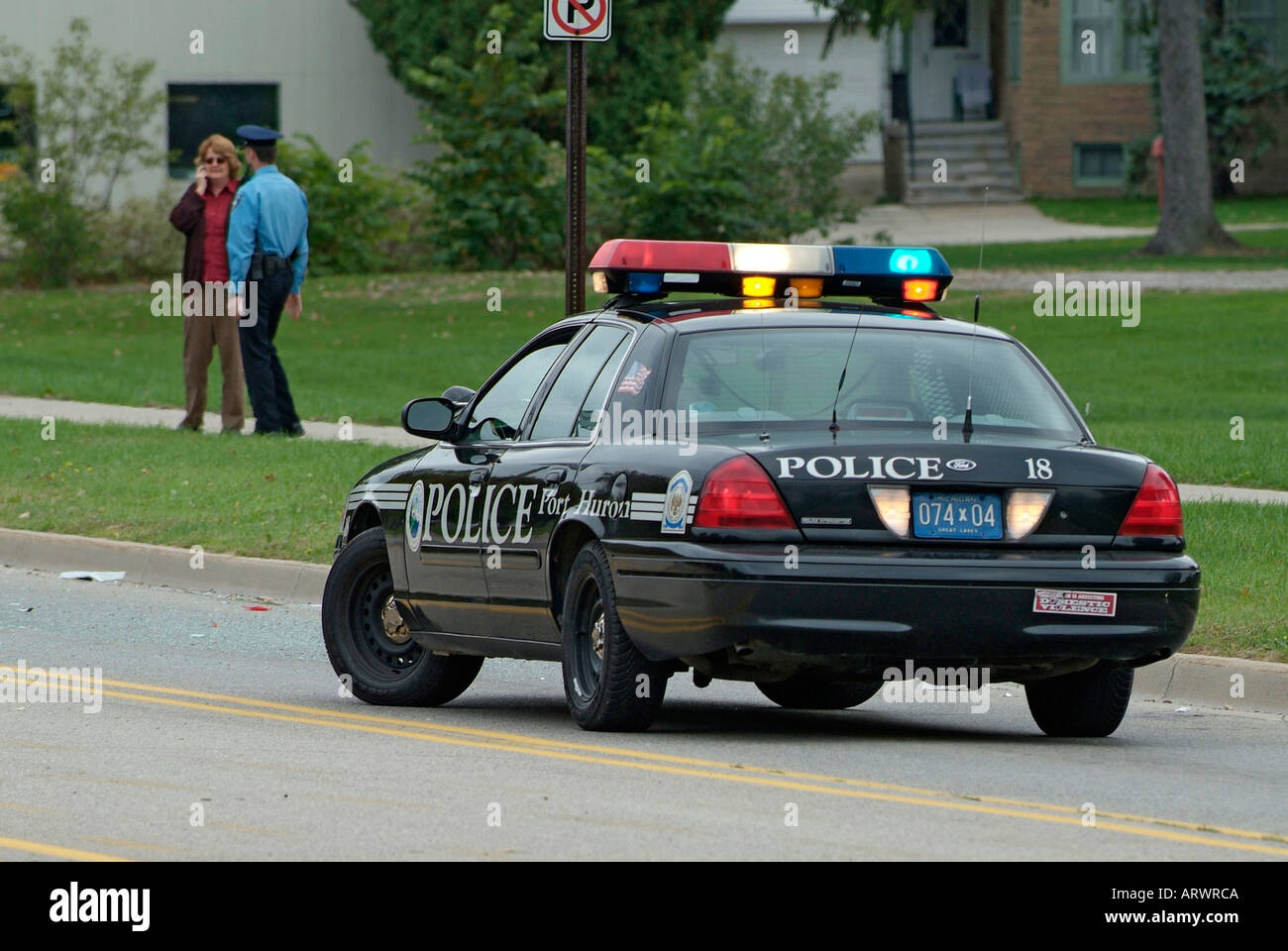Autounfall verletzt eine Frau während Polizei zum Wrack zu besuchen, telefonisch einen Abschleppwagen um das Auto zu entfernen Stockfoto