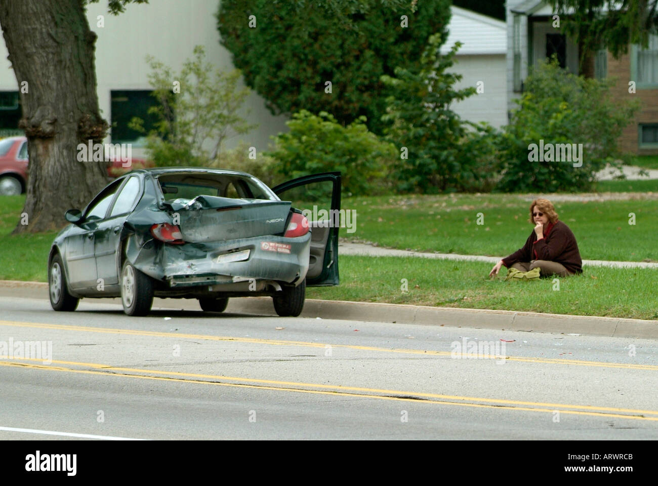 Autounfall verletzt eine Frau während Polizei zum Wrack zu besuchen, telefonisch einen Abschleppwagen um das Auto zu entfernen Stockfoto