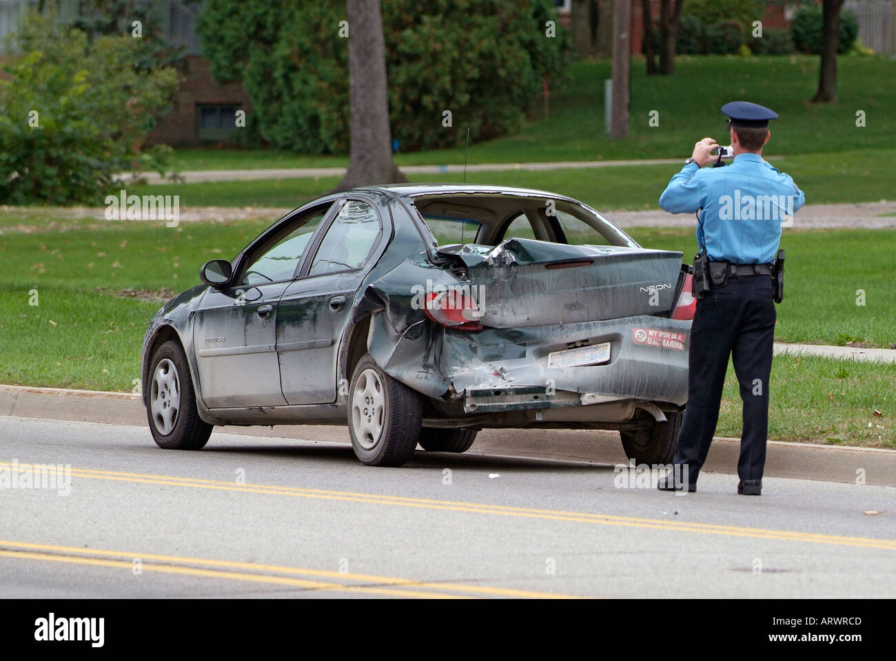 Autounfall verletzt eine Frau während Polizei zum Wrack zu besuchen, telefonisch einen Abschleppwagen um das Auto zu entfernen Stockfoto