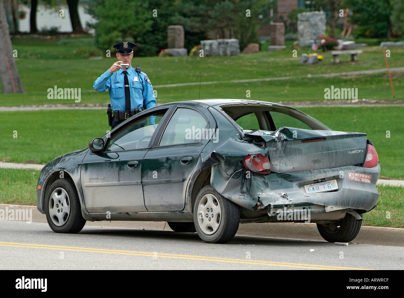 Autounfall verletzt eine Frau während Polizei zum Wrack zu besuchen, telefonisch einen Abschleppwagen um das Auto zu entfernen Stockfoto