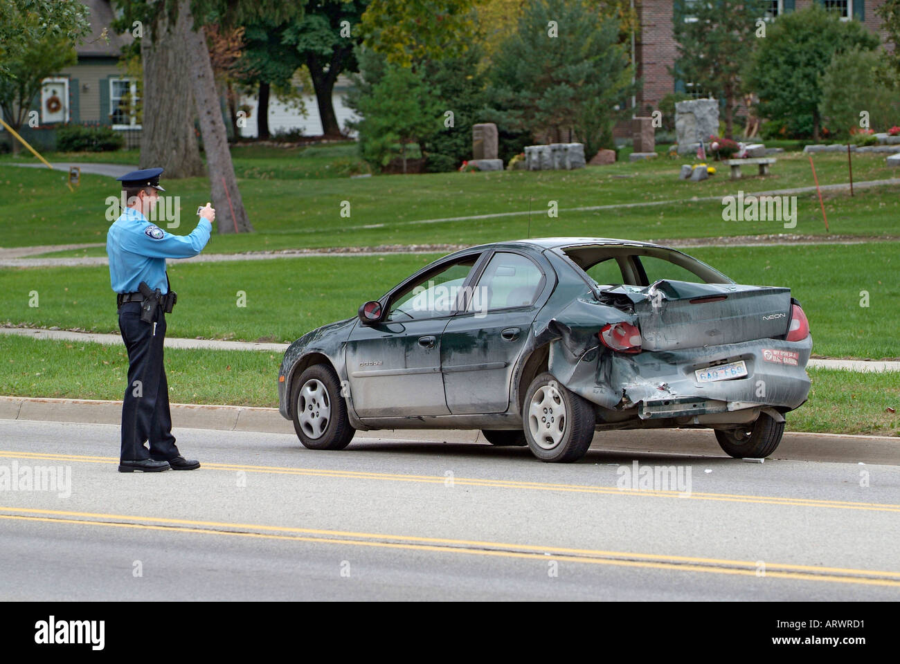 Autounfall verletzt eine Frau während Polizei zum Wrack zu besuchen, telefonisch einen Abschleppwagen um das Auto zu entfernen Stockfoto