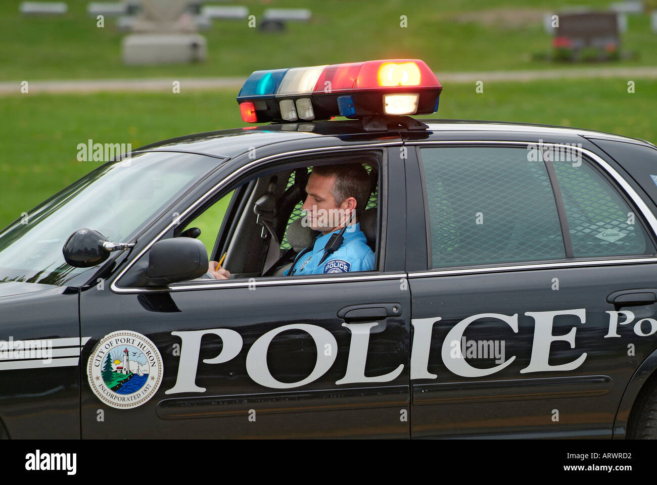 Autounfall verletzt eine Frau während Polizei zum Wrack zu besuchen, telefonisch einen Abschleppwagen um das Auto zu entfernen Stockfoto