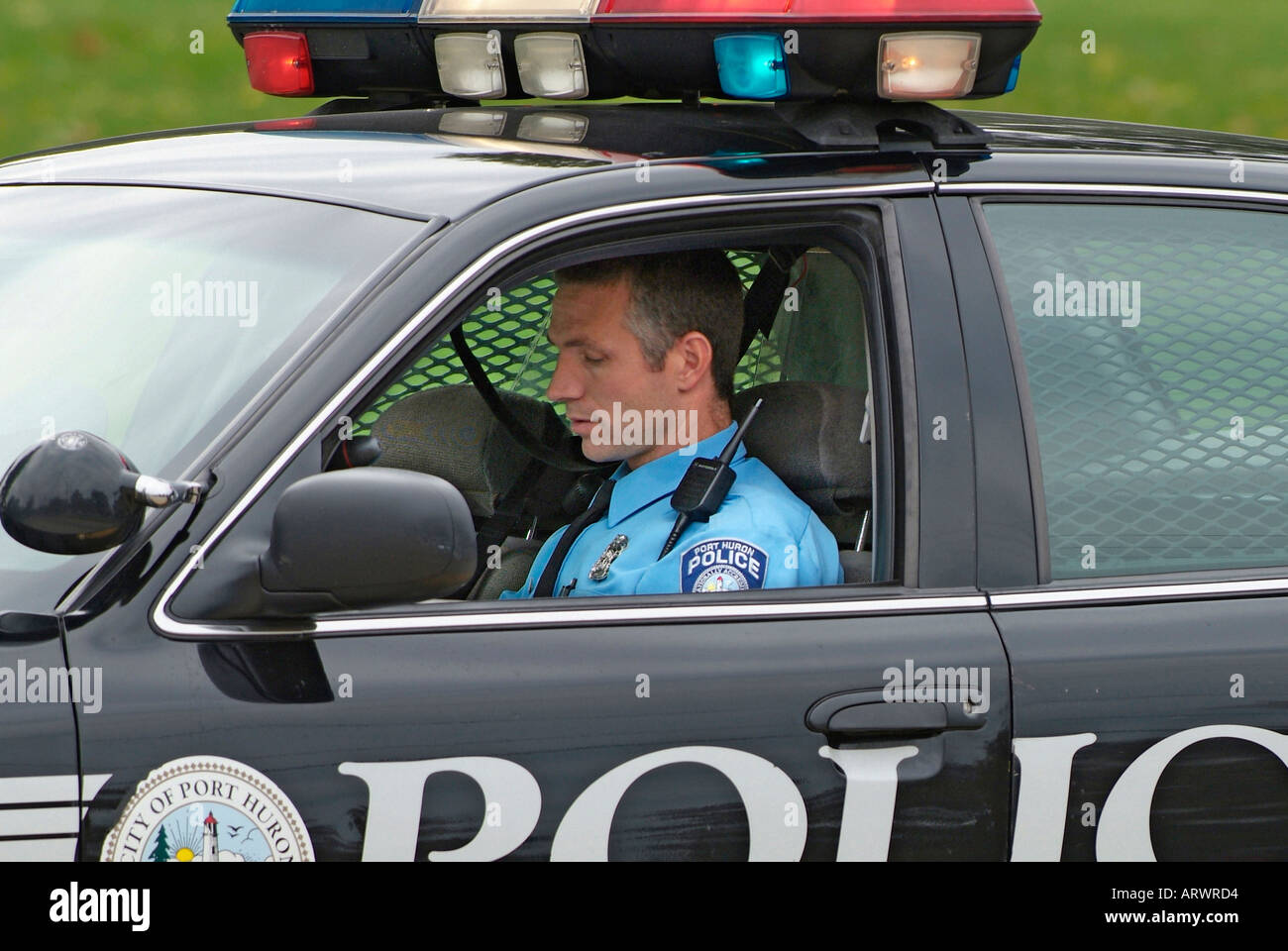 Autounfall verletzt eine Frau während Polizei zum Wrack zu besuchen, telefonisch einen Abschleppwagen um das Auto zu entfernen Stockfoto