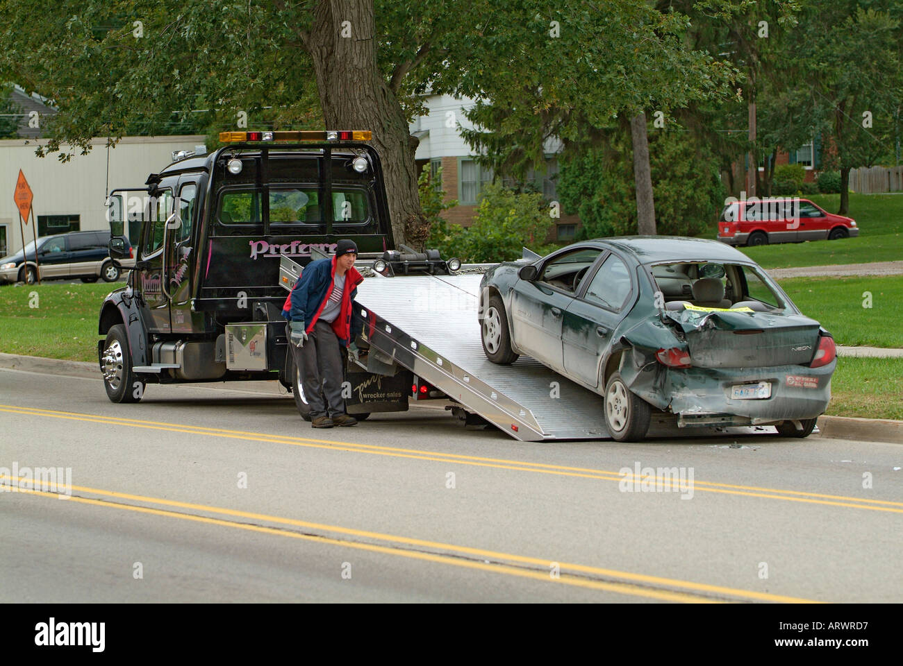 Autounfall verletzt eine Frau während Polizei zum Wrack zu besuchen, telefonisch einen Abschleppwagen um das Auto zu entfernen Stockfoto