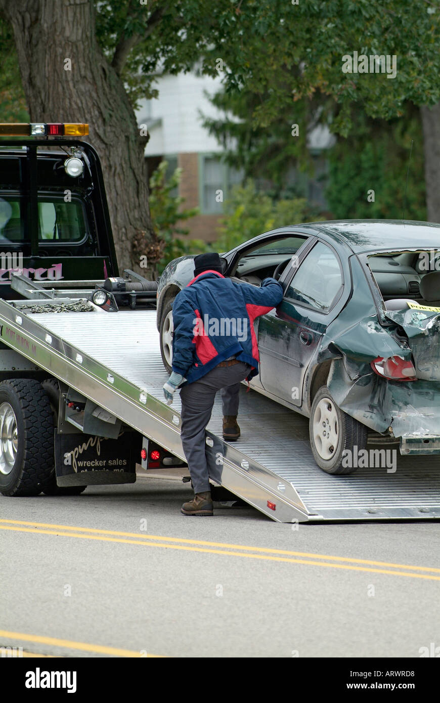 Autounfall verletzt eine Frau während Polizei zum Wrack zu besuchen, telefonisch einen Abschleppwagen um das Auto zu entfernen Stockfoto