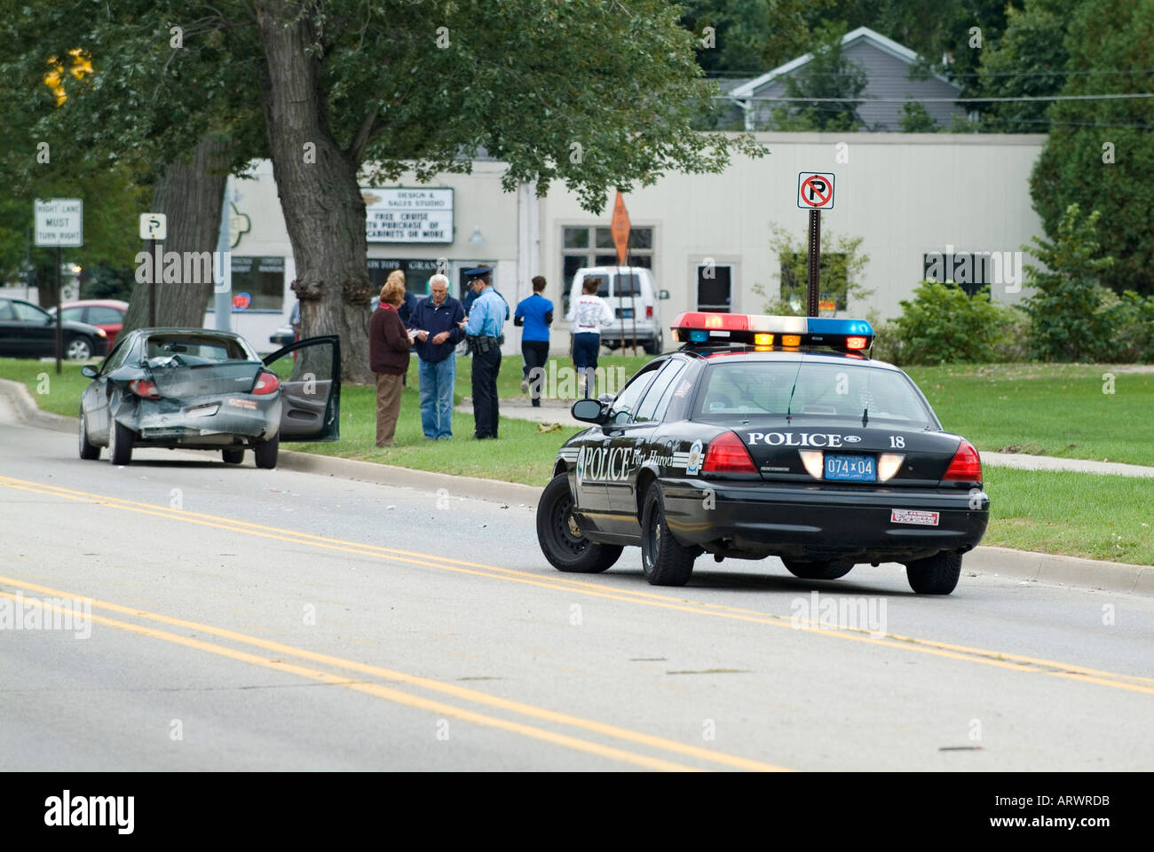 Autounfall verletzt eine Frau während Polizei zum Wrack zu besuchen, telefonisch einen Abschleppwagen um das Auto zu entfernen Stockfoto