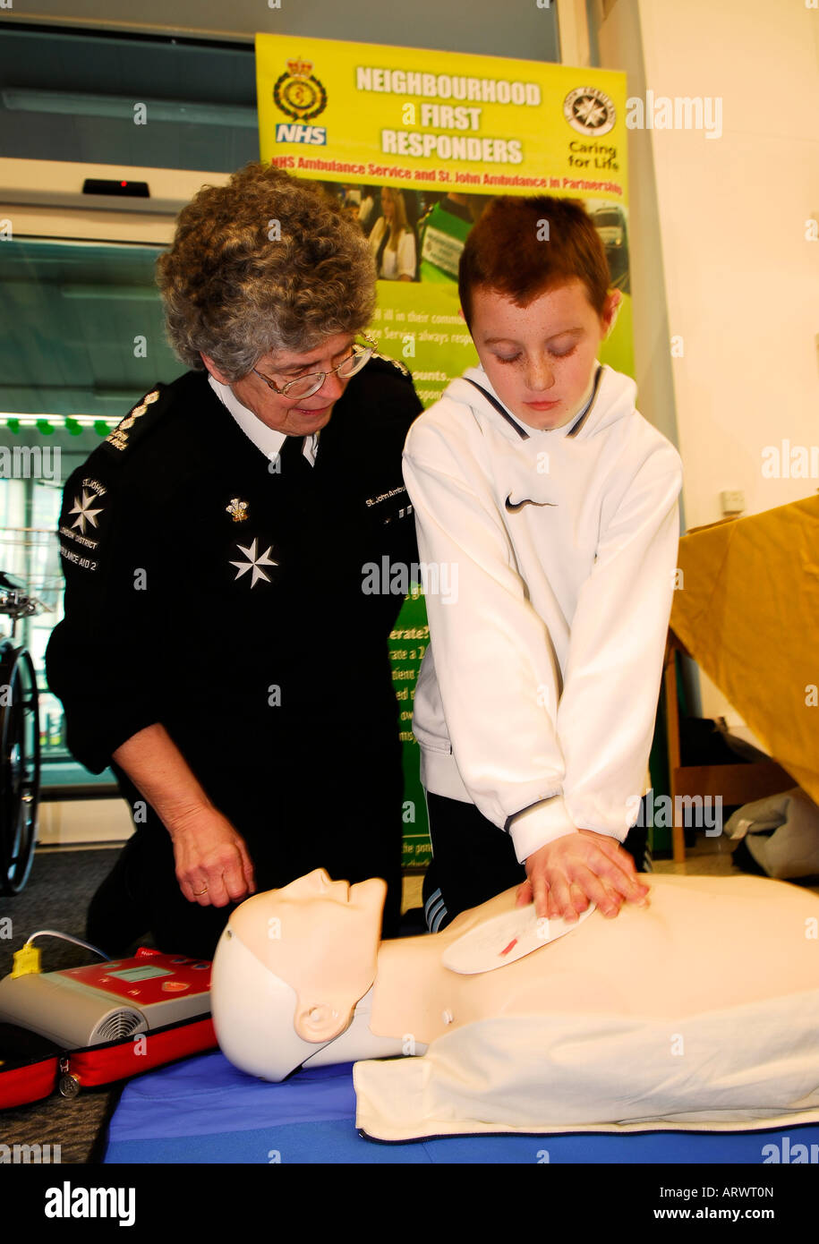 10 Jahre alter Junge Potenzial zukünftige Freiwillige First Responder Reanimation Lerntechniken. Stockfoto