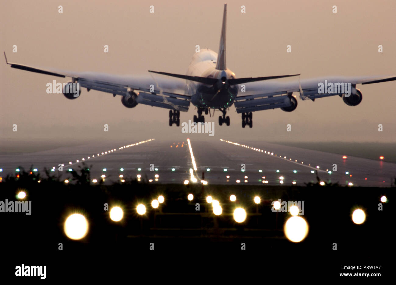 Virgin Atlantic Airways Boeing 747 Jumbo Jet kommt ins Land am Flughafen Gatwick im Morgengrauen. Stockfoto