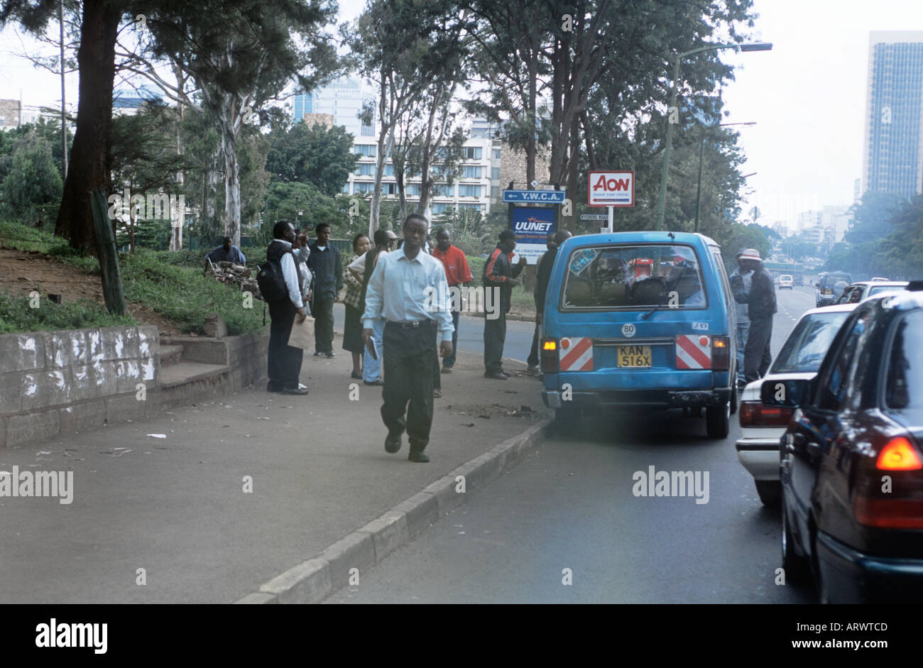 In Nairobi Unfällen mit "Matatus" sind Minibusse, üblich. Das blaue Fahrzeug, links, hat mehr als drei Fußgänger klopfte. Stockfoto