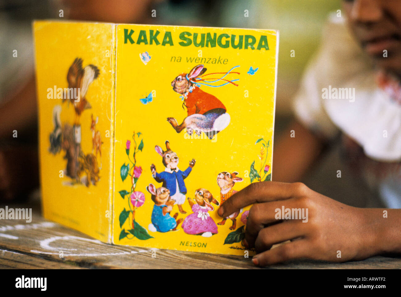 In Kenia ist ein Kinderbuch in Swahili über ein Baby-Kaninchen Stockfoto