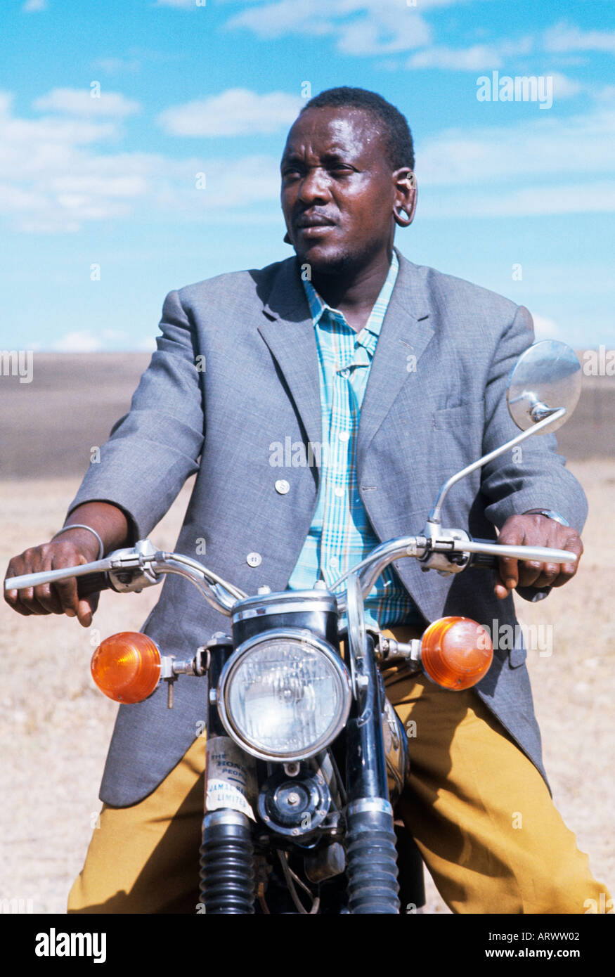 Massai auf einem Motorrad, Tradition, die für das moderne Leben ausgetauscht Stockfoto