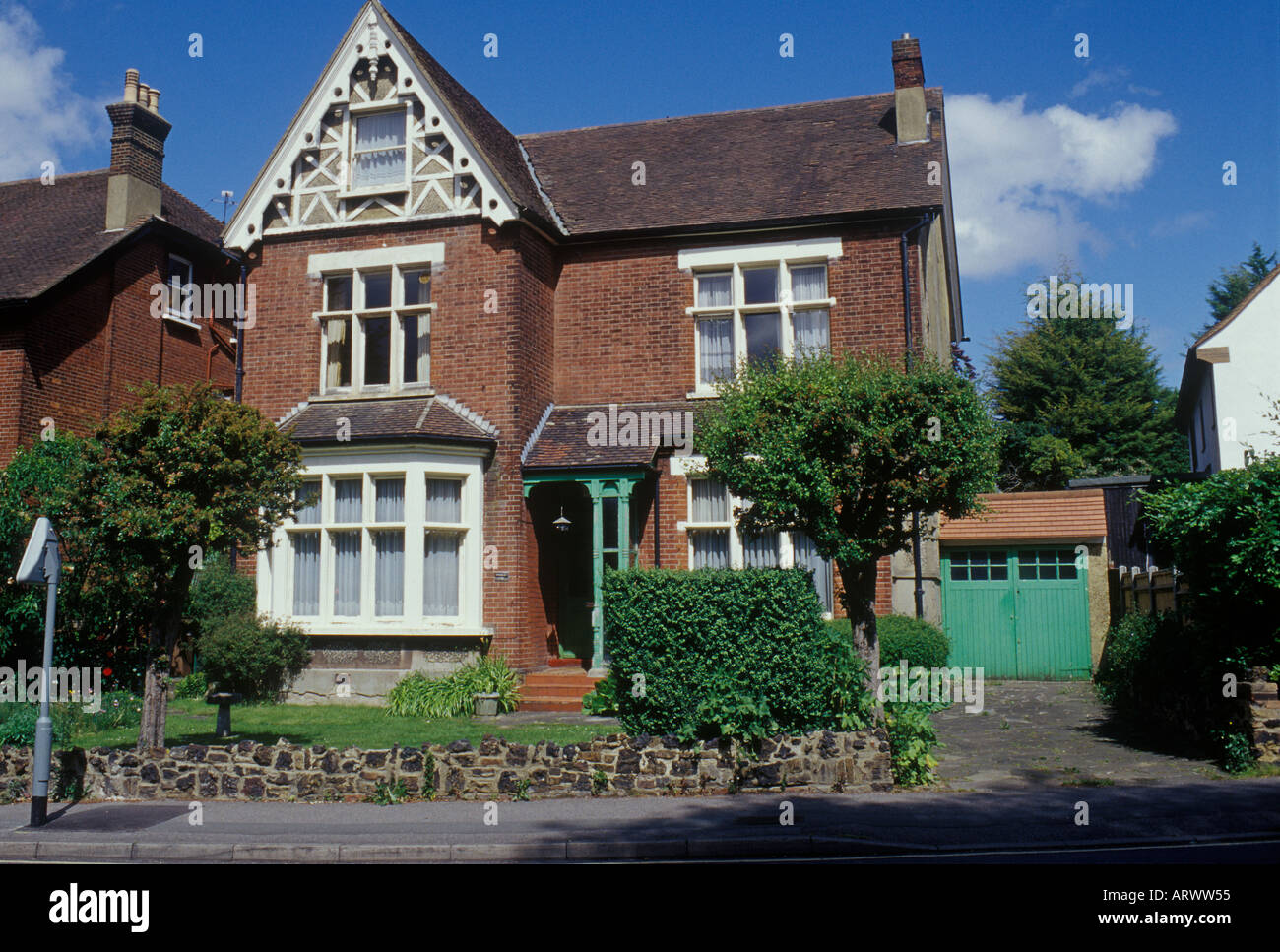 Sutton, Surrey, England Edwardian freistehendes Vorstadthaus dekorative Pebbledash und Holz Rahmen Giebel kleine frühe garage Stockfoto
