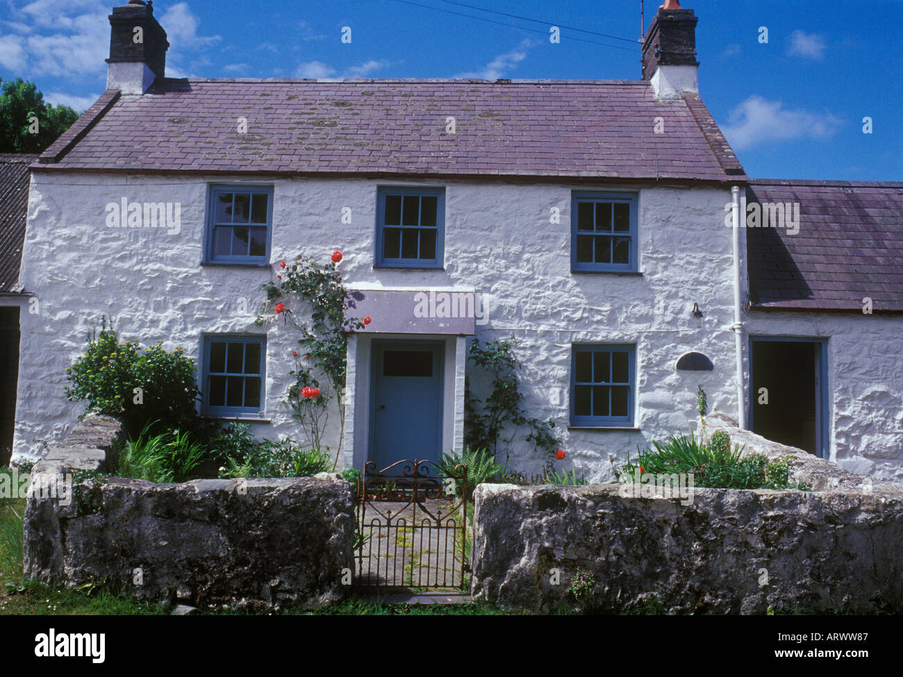Porth Colmon, weiß getünchten Lleyn Halbinsel Gwynedd Wales ziemlich Zeit Stein Bauernhaus im Sommer mit Schieferdach und Veranda Stockfoto
