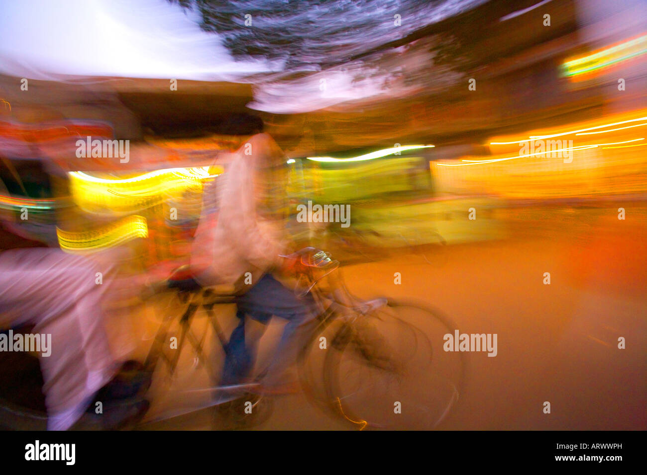 Rikscha und unscharfen Street, entnommen aus einem sich bewegenden taxi, Varanasi, Indien Stockfoto