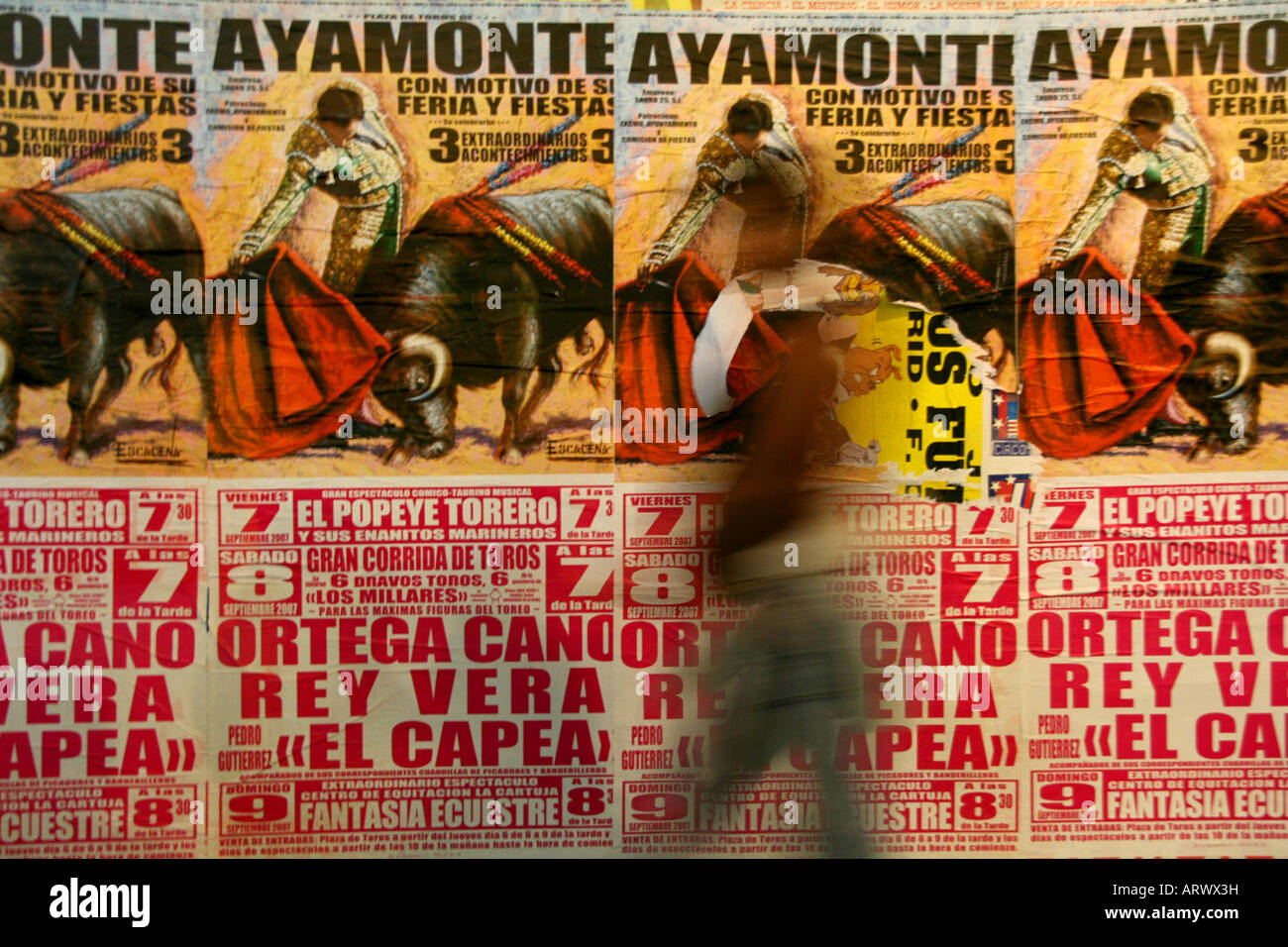 Mädchen zu Fuß vor Bull Kampf Plakat in Ayamonte, Spanien Stockfoto