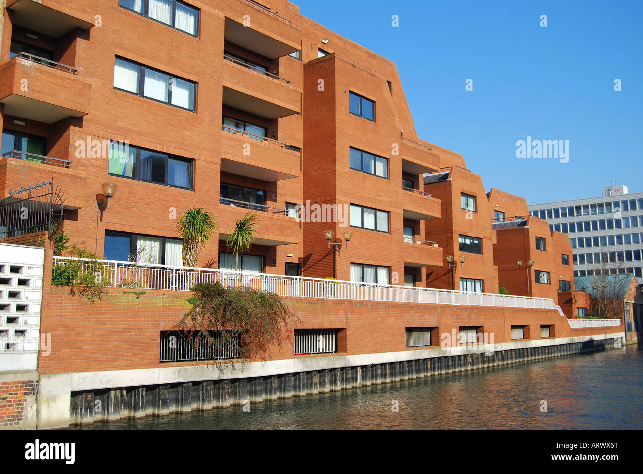 Moderne, riverside Apartments, Kennet & Avon Canal, Reading, Berkshire, England, Vereinigtes Königreich Stockfoto