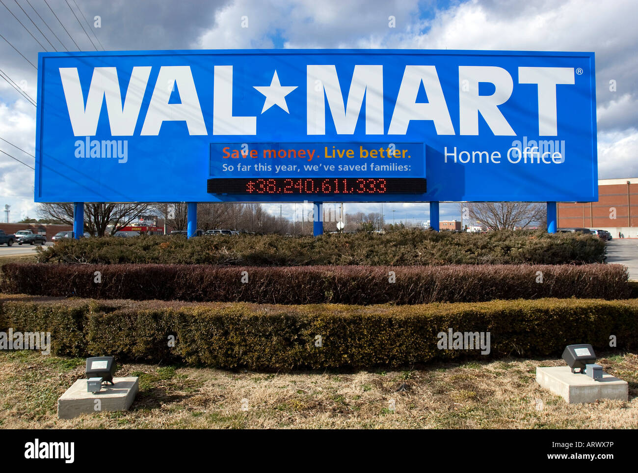 Wal-Mart unterzeichnen neue zeigt des neue Slogans "Geld sparen, besser leben" auf der Einzelhandelsgigant Home Office in Bentonville, Arkansas. Stockfoto