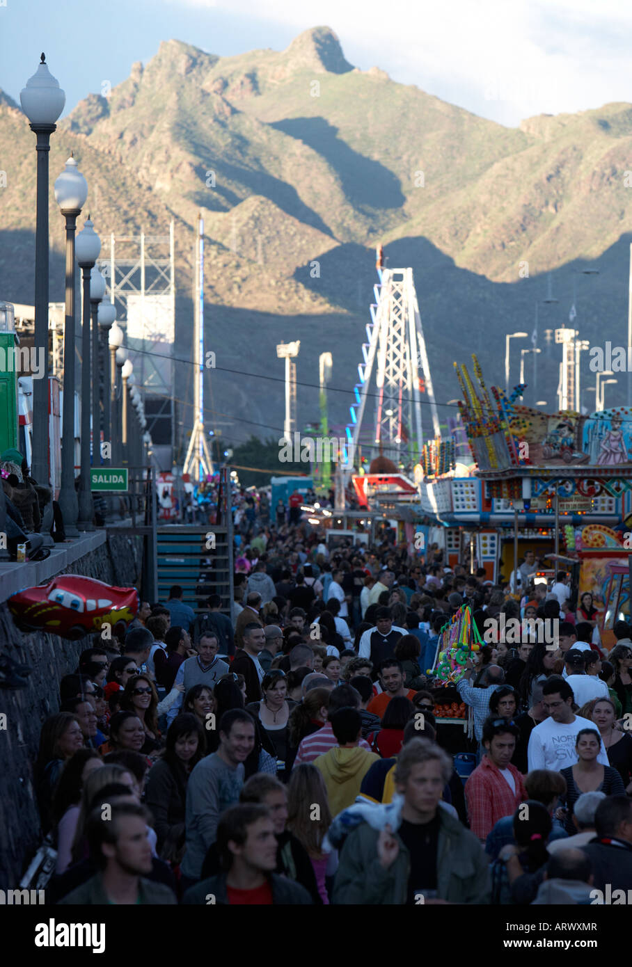 Menge von Menschen zu Fuß entlang durch den Karneval in Santa Cruz De Tenerife-Kanarische Inseln-Spanien Stockfoto