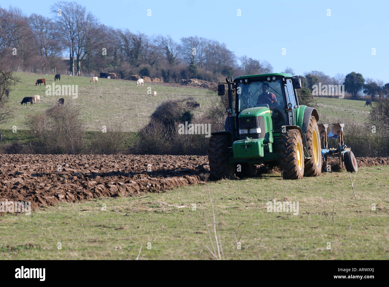 Traktor Pflügen Feld bereit für Pflanzen in Kent Stockfoto