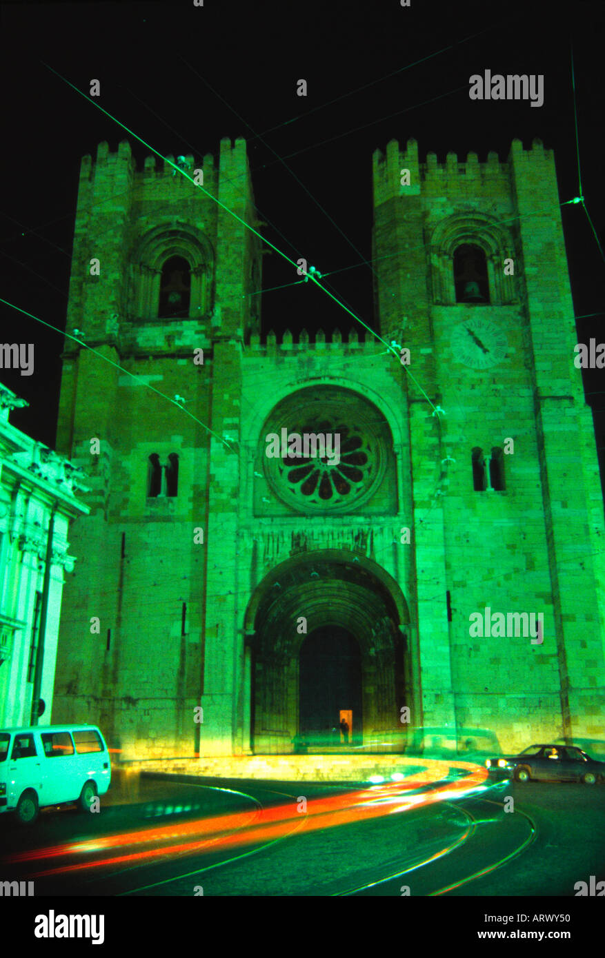 Zeitaufwand der Verkehr vor einer Kathedrale in der Nacht in Lissabon Portugal Stockfoto