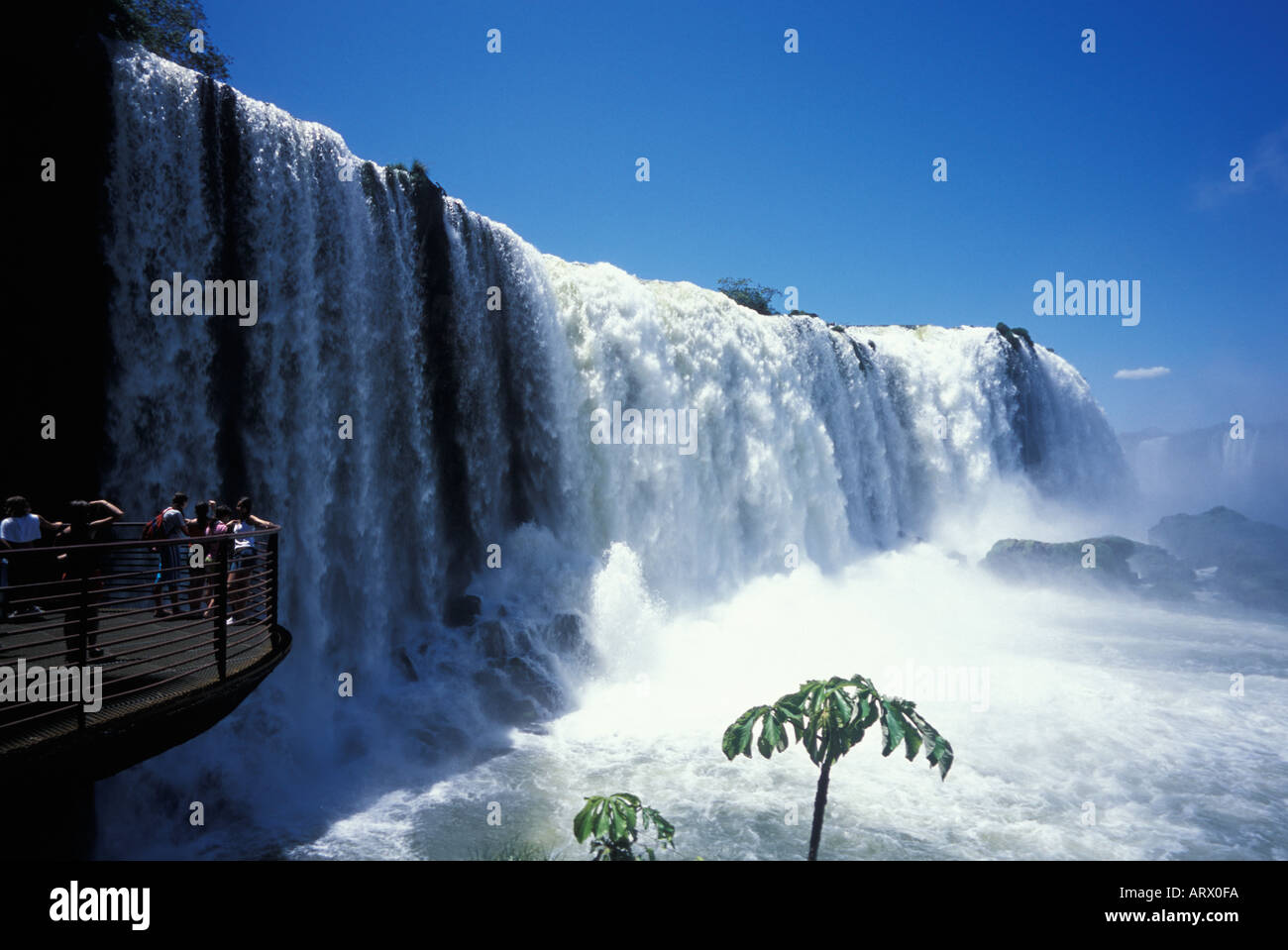 Touristen, die gerade des Wassers übergießen Iguazu Falls Brasilien Argentinien Stockfoto