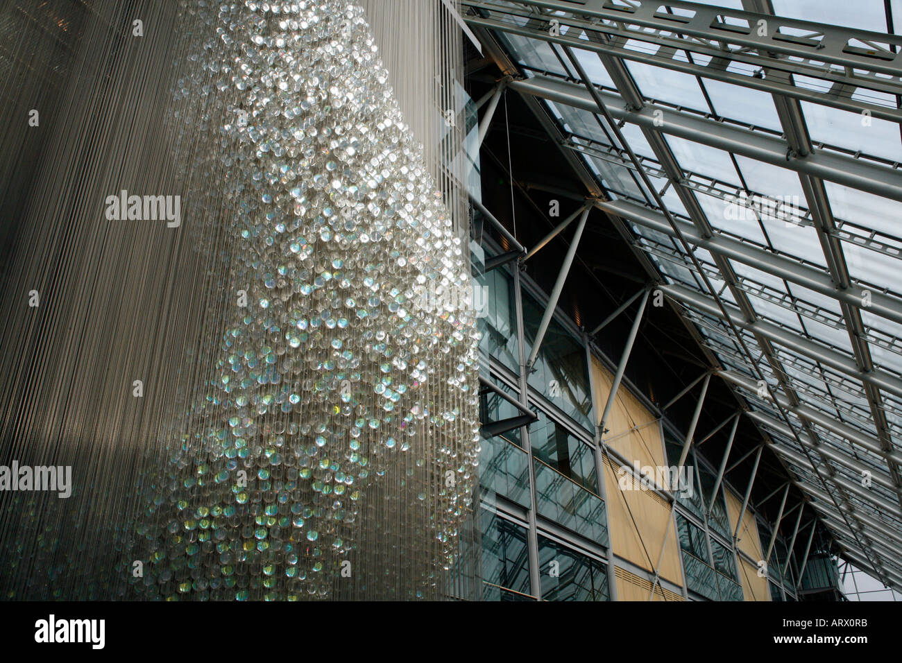 Thomas Heatherwick entwickelt Glasskulptur mit dem Titel Bleigiessen bei Gibbs Wellcome Trust Building, London Stockfoto