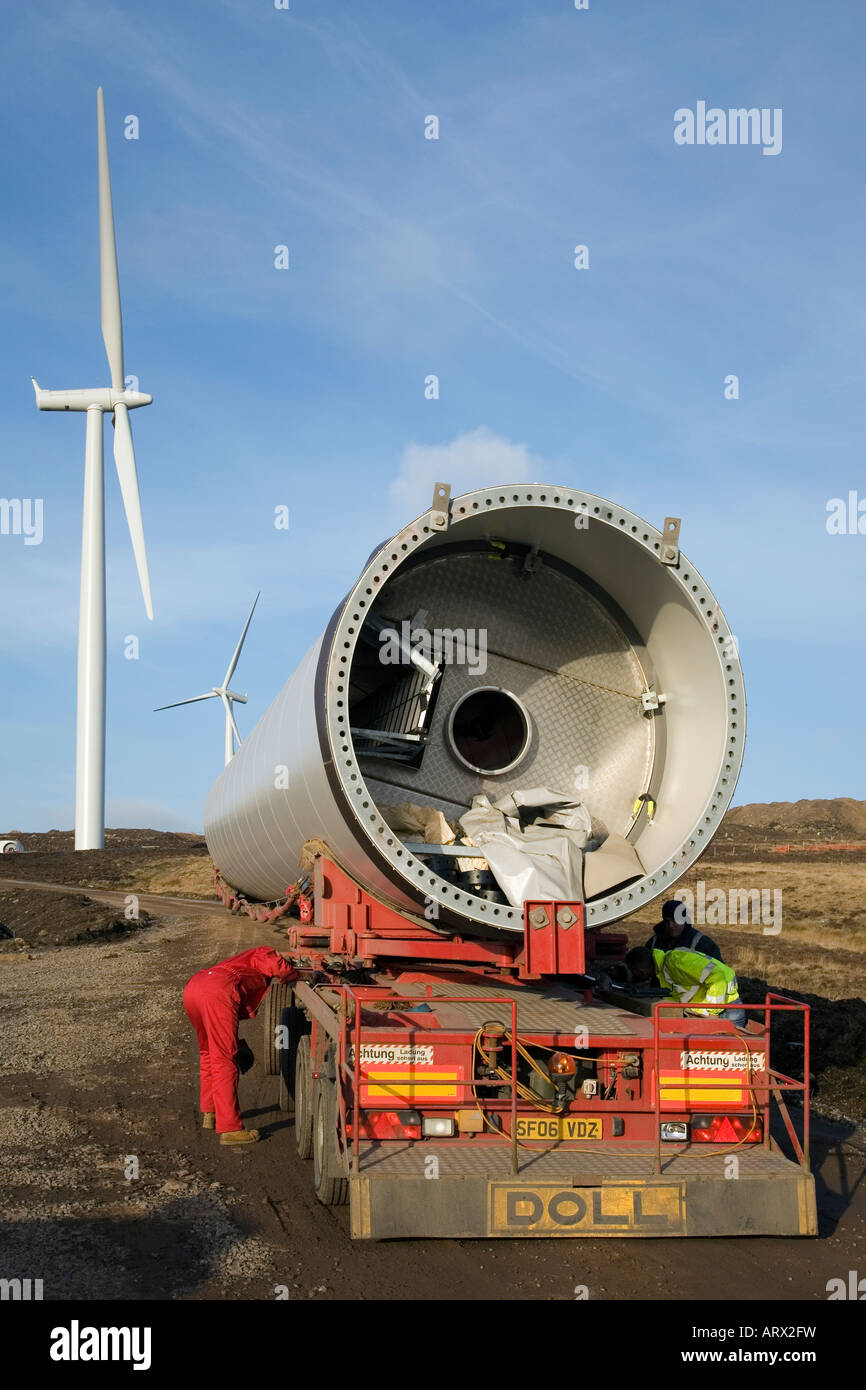 Svaergods Transport Güterverkehr auf der Straße geben, liefern die Windkraftanlagen, windfarm Komponenten Drumderg Ort, Alyth, Schottland, Großbritannien Stockfoto